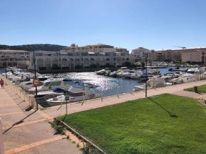 Coquet T2, quartier des quilles, climatisé, 300m des plages