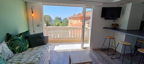 Cosy 50 m avec Piscine-Balcon vue sur la mer!