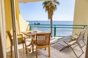 Cosy apartment with sea view and pool