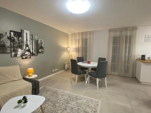 Cosy By DREAM APARTMENTS