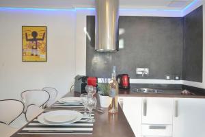 Cosy Cannes-2 mins to beach/short+long stay