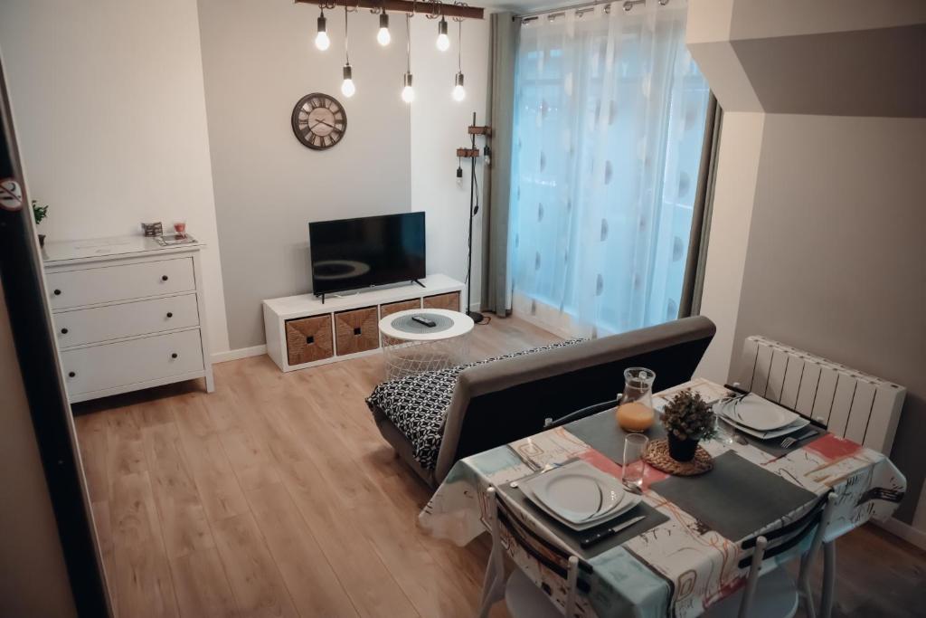 Appartement Cosy et moderne en centre ville, fibre haut débit rue nationale 53500 Ernée