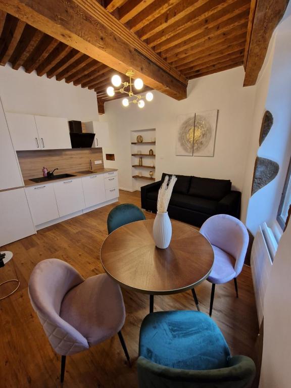 Cosy flat in old town, 2 mins walk to lake 24 Rue Filaterie, 74000 Annecy