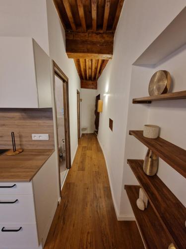 Cosy flat in old town, 2 mins walk to lake
