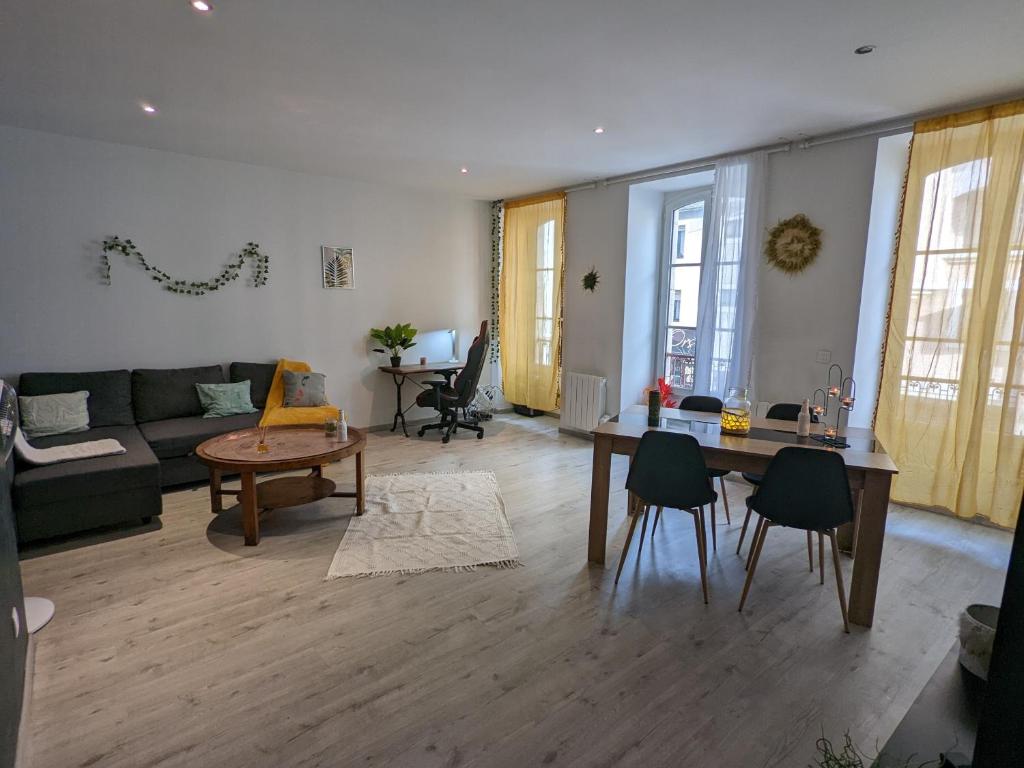 Appartement Cosy Forest - 2 CH - CENTRE VILLE - WIFI 62 Rue Henri Faisans 64000 Pau