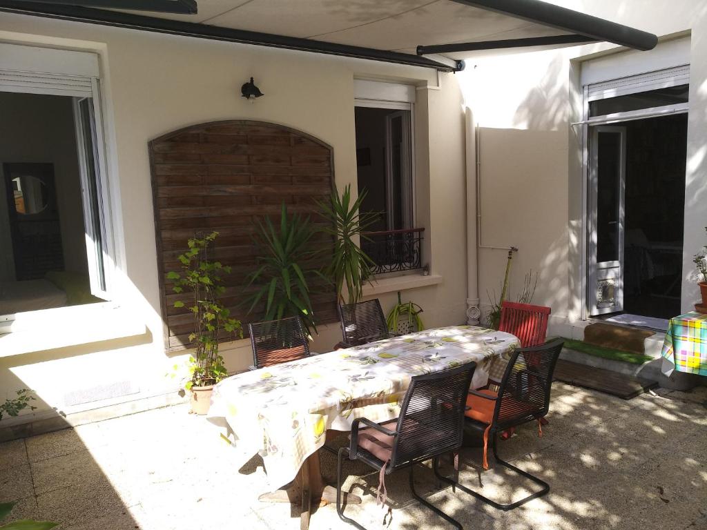 Appartement cosy rare 2 bedroom apartment around a private garden 63 avenue du Roule 92200 Neuilly-sur-Seine