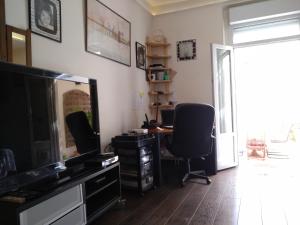cosy rare 2 bedroom apartment around a private garden