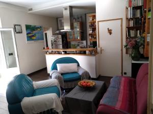 cosy rare 2 bedroom apartment around a private garden