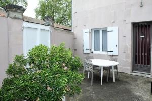 Appartement COSY rdc Avenue Camille Pelletan 40 17300 Rochefort -1