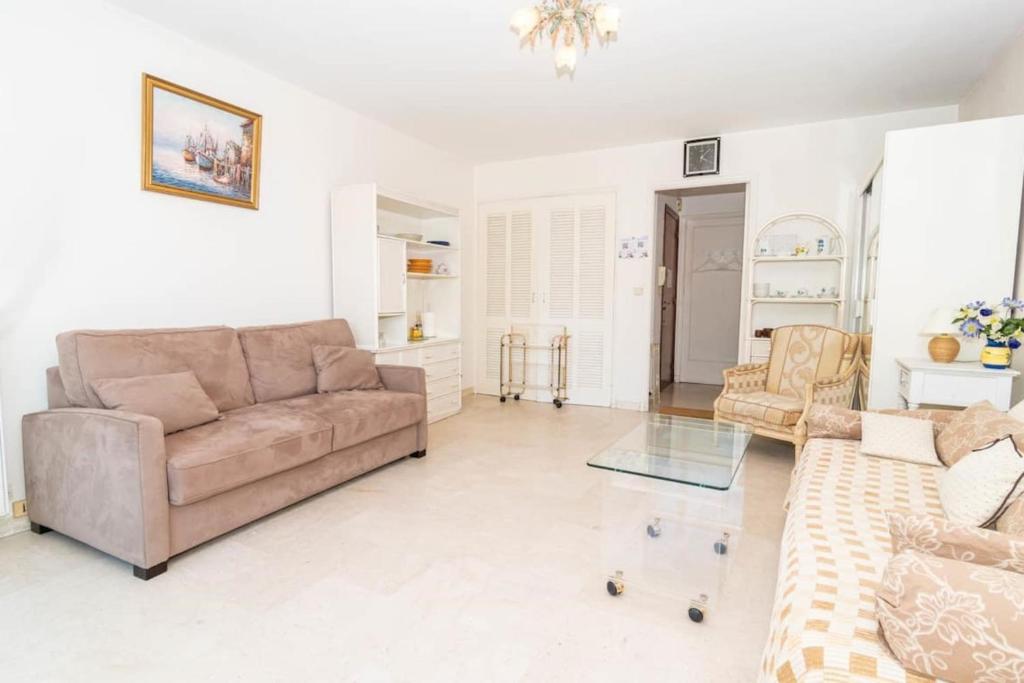 Appartement Cosy Studio Cannes Center beaches shopping and congresses LIVE IN CANNES 8 RUE MERLE Résidence AZUR RIANT 06400 Cannes