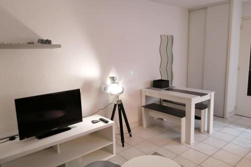 COSY studio with LARGE GARDEN - close beach