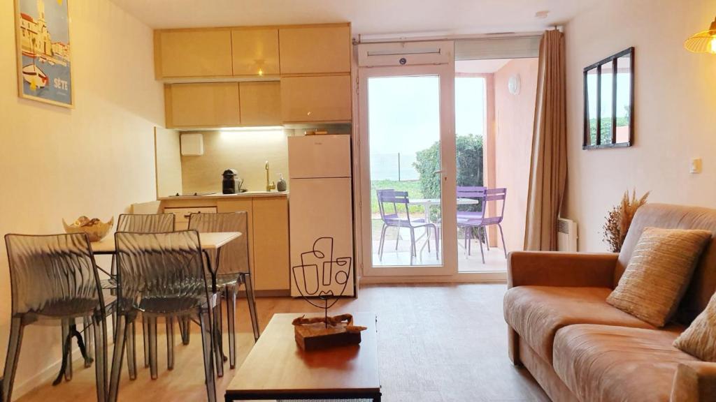 Appartement Cosy T2 refait à neuf avec terrasse et jardin, Wifi vue mer piscine tennis et parking RJ 419 2 Rue Paul Baudassé 34200 Sète