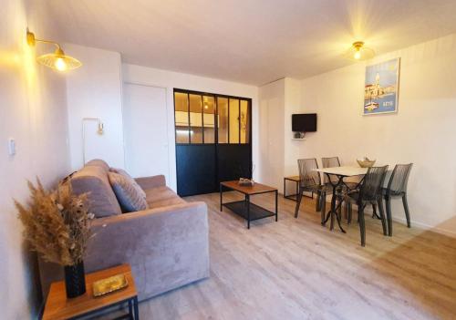 Cosy T2 refait à neuf avec terrasse et jardin, Wifi vue mer piscine tennis et parking