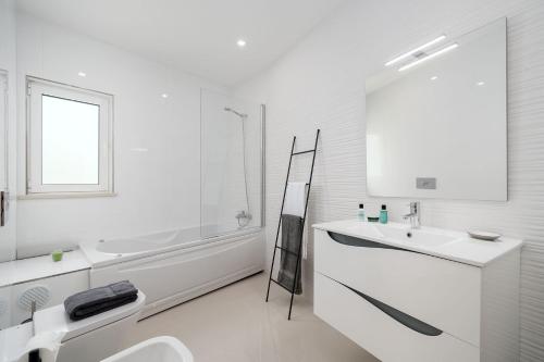 Court View - Deluxe Apartment in Lagos, by Ideal Homes