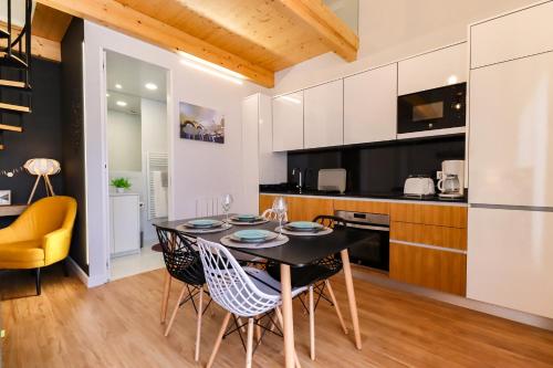 Coutinho Apartment - Modern Ap in the City Centre with Balcony