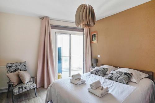 Cozy 1-bedroom with terrace close to train stations in Bègles Welkeys