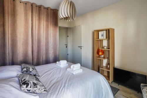 Cozy 1-bedroom with terrace close to train stations in Bègles Welkeys