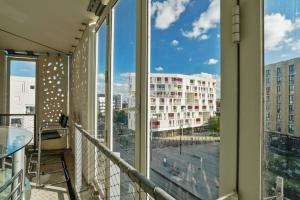 Cozy 1-bedroom with terrace close to train stations in Bègles Welkeys