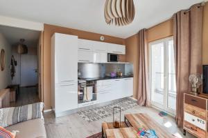 Cozy 1-bedroom with terrace close to train stations in Bègles Welkeys