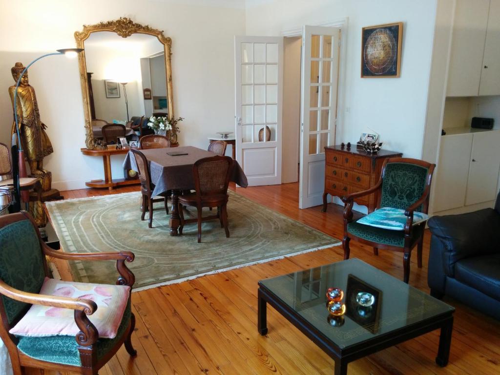Cozy 3 bedroom apartment in front of the subway