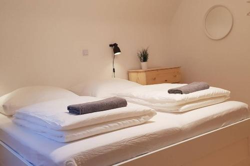 Cozy apartment close to OUTLETS and train Station.