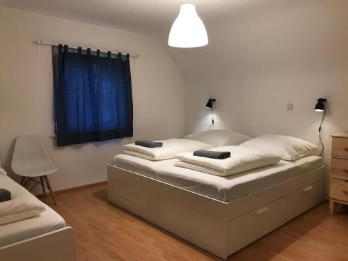 Cozy apartment close to OUTLETS and train Station.