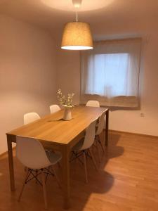 Cozy apartment close to OUTLETS and train Station.