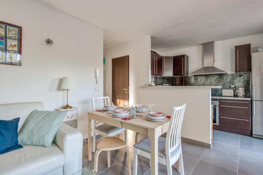 Cozy apartment with huge terrace and swimmingpool - Welkeys 1a allée des Orangers, 06160 Antibes