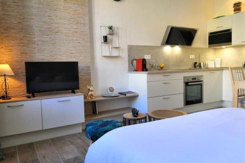 Cozy furnished studio in the heart of the city near all the amenities