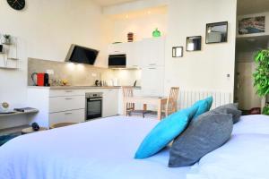 Cozy furnished studio in the heart of the city near all the amenities