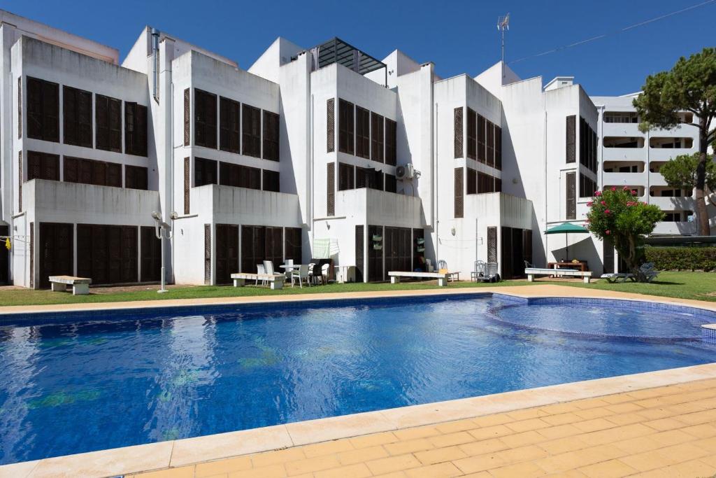 Cozy Getaway W/ Pool in Vilamoura by LovelyStay Volta da Castanha, Apartamentos Fonte da Moura, R/C Apartamento 22, 8125-512 Vilamoura