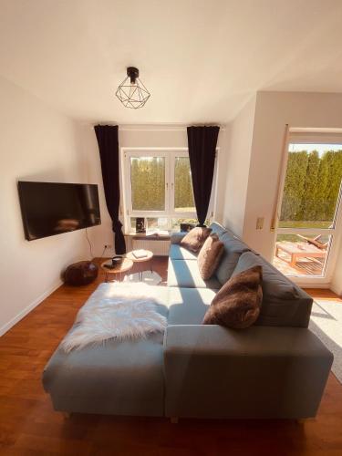 Cozy Lake Nest with Netflix