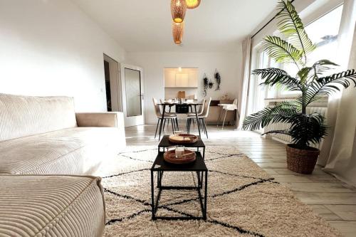 Cozy-Livings/ Metro, Parking slot, Balcony&Kitchen