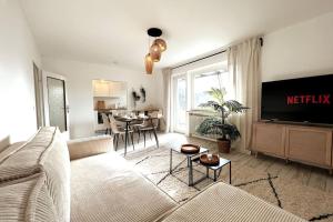 Cozy-Livings/ Metro, Parking slot, Balcony&Kitchen