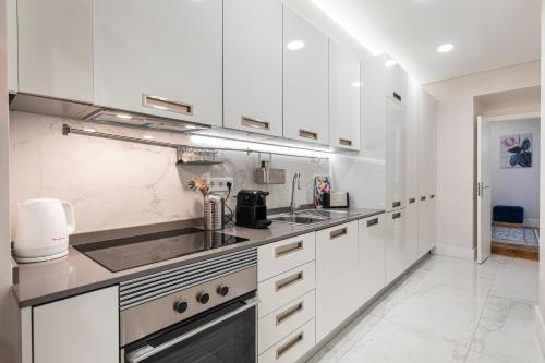 Cozy & Lovely Apartment W/ Patio by LovelyStay