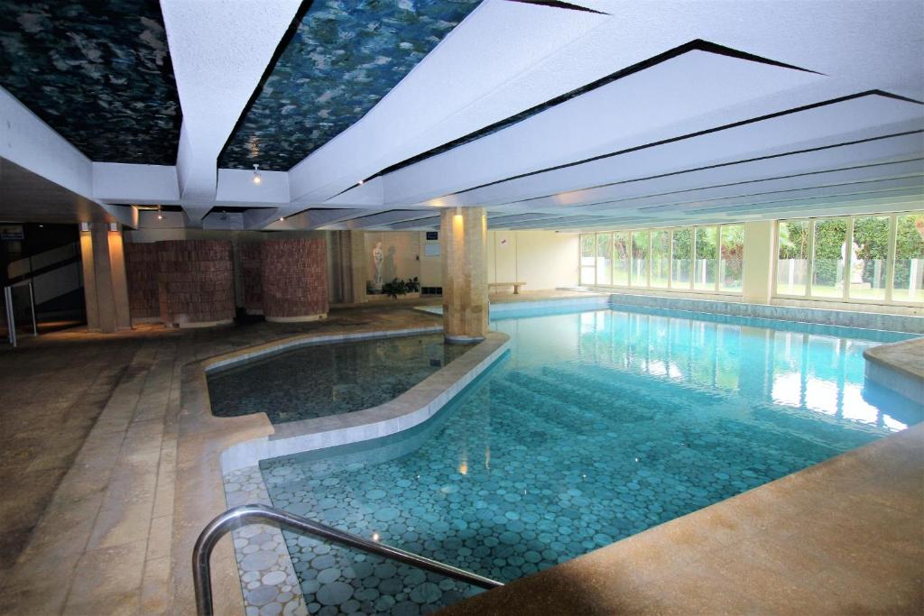 cozy studio equipped with indoor heated pool in standing residence Residence le Apollo (1er étage) 30 Avenue Maréchal Koeing, 06400 Cannes