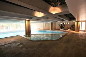 cozy studio equipped with indoor heated pool in standing residence