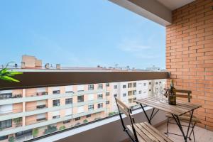 Cozy Sunny Flat w/ Terrace - São João