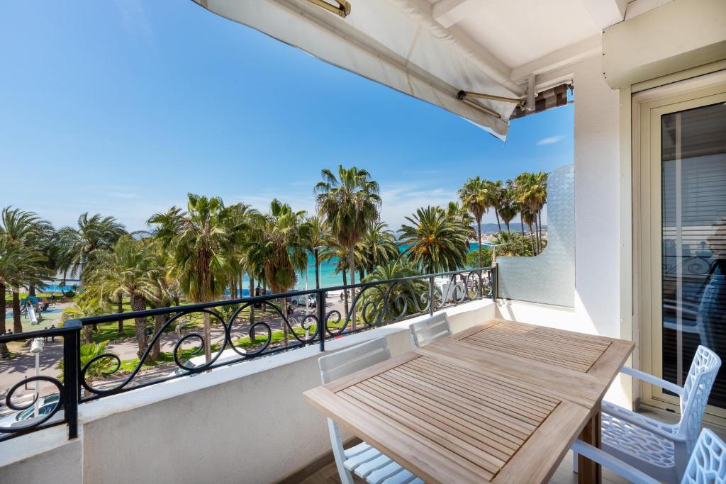 Appartement CROISETTE - 2 Pièces rénové avec vue Mer 81 Boulevard de la Croisette 06400 Cannes