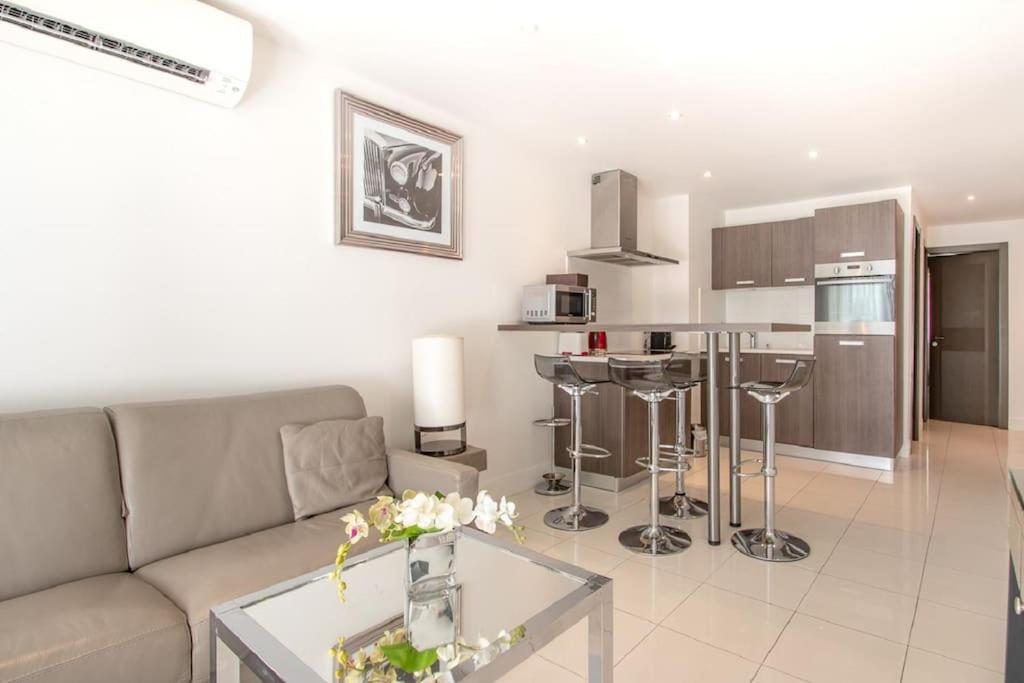 Croisette: 2BDR Apartment 61 Boulevard de la Croisette, 06400 Cannes
