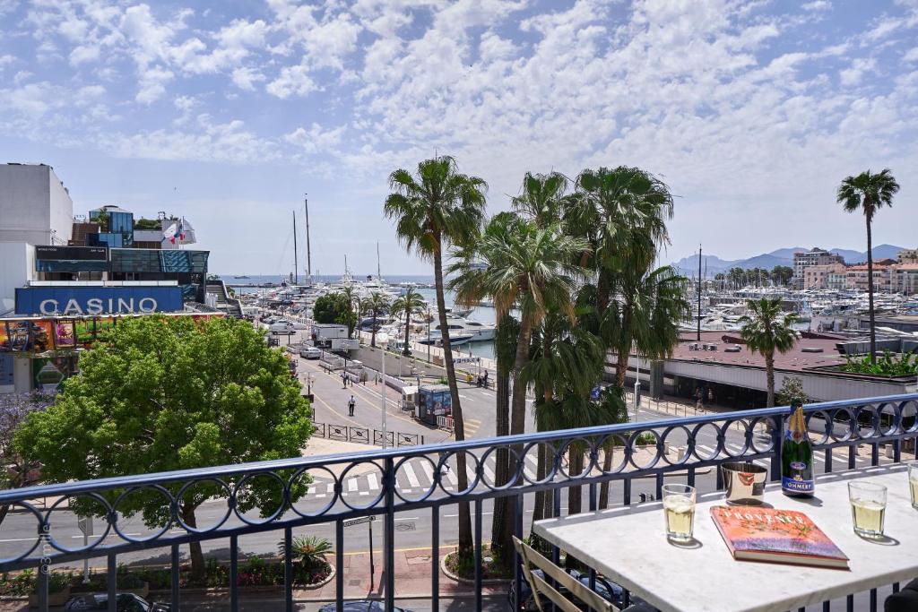 Croisette Luxury Waterfront across the sea 3 Square Mérimée, Croisette, 06400 Cannes