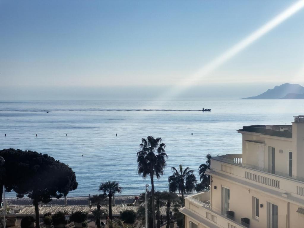 Appartement CROISETTE VUE MER LATERALE palais miramar 65 Boulevard de la Croisette 06400 Cannes