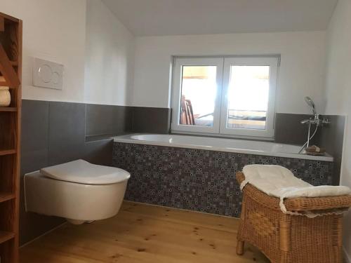 Dachgeschosszimmer mit Terrasse