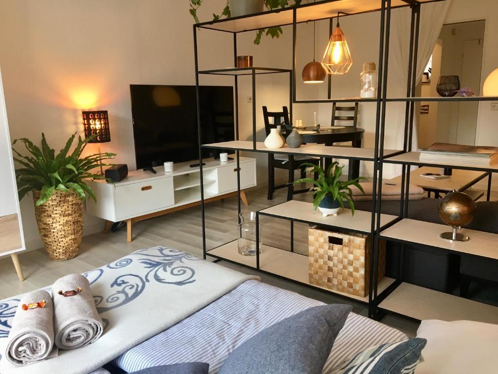 Appartement 'Das kleine Feine' - Ruhige, helle Ferienwohnung mit Parkplatz und Balkon 91 Schwarzwaldstraße Apartment 10, 1. OG 75173 Pforzheim