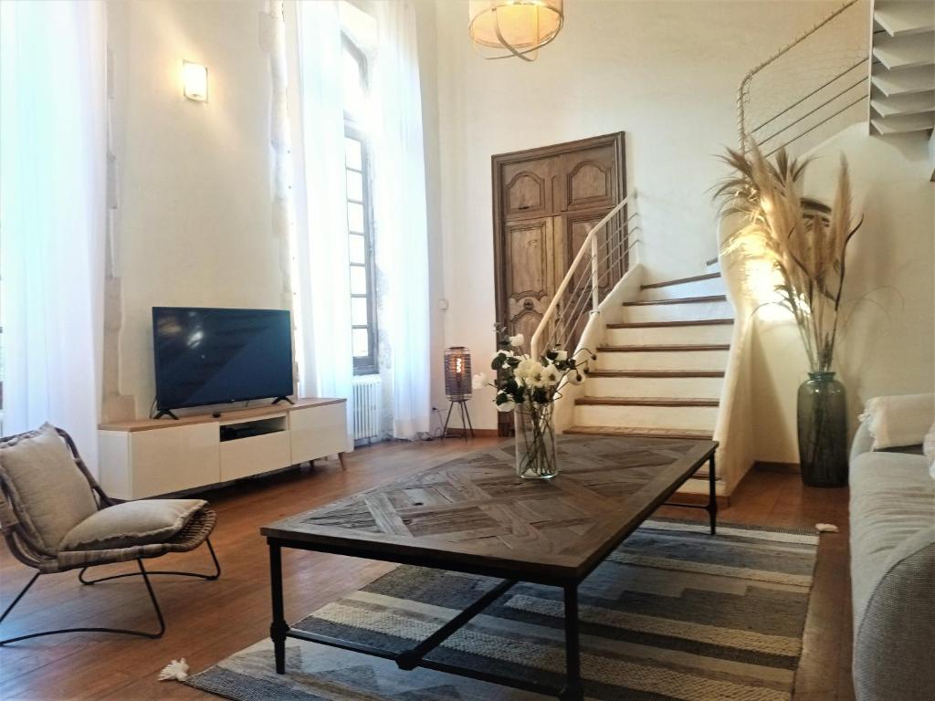 Appartement Appartement de charme en centre ville 150 m2 , terrasse, clim, cheminée, wifi 52 Rue de Chartrouse, 13200 Arles