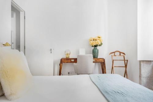 Decompress at a Tranquil, Minimal Urban Oasis with an Edge