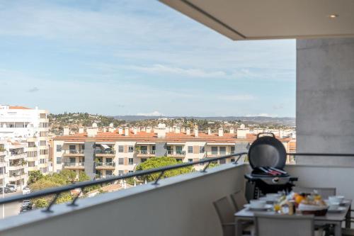 Delightful two bed, 5 stars apartment, by Ideal Homes