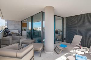 Delightful two bed, 5 stars apartment, by Ideal Homes