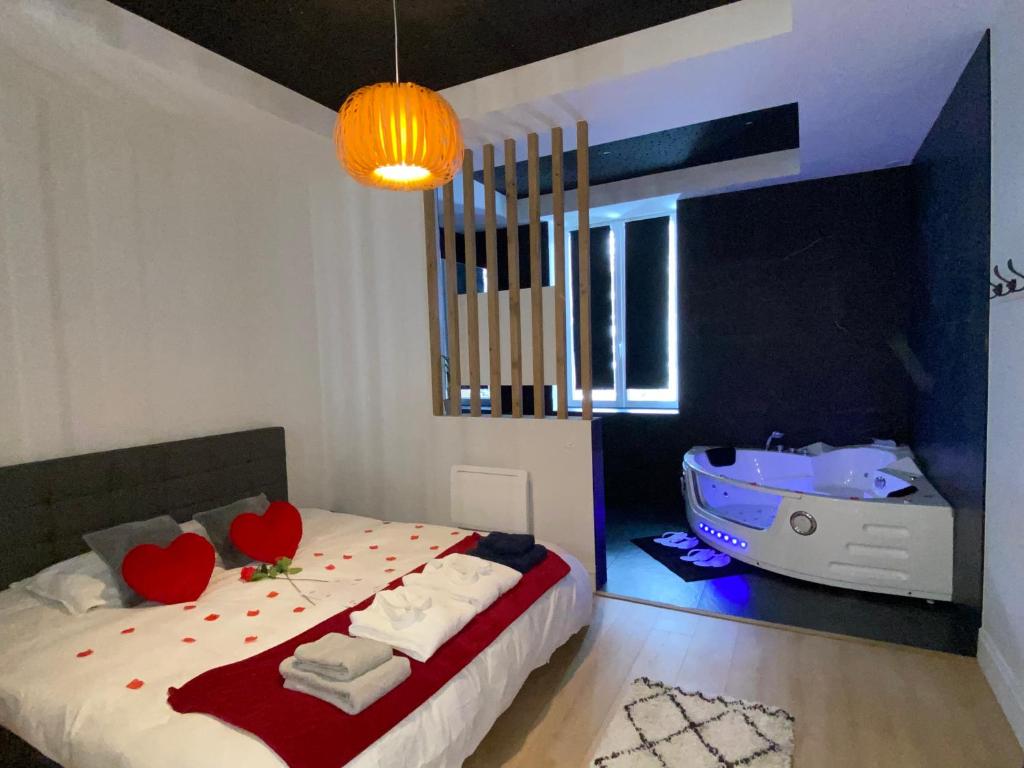 Deluxe 2BDR Apartment in City Center by LovelyStay