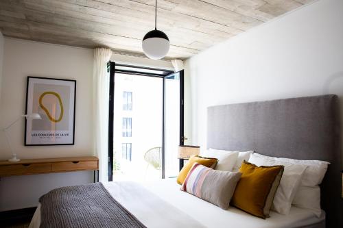 Deluxe 2BDR Apartment in City Center by LovelyStay